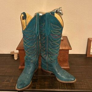 Justin brand teal cowgirl boots with rainbow threading.